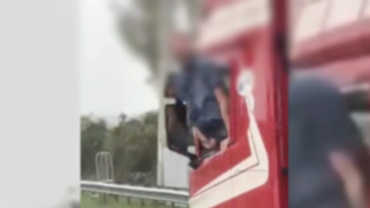 Vrachtwagenchauffeur die 'masturberend' uit raam van rijdende truck hing is ontslagen