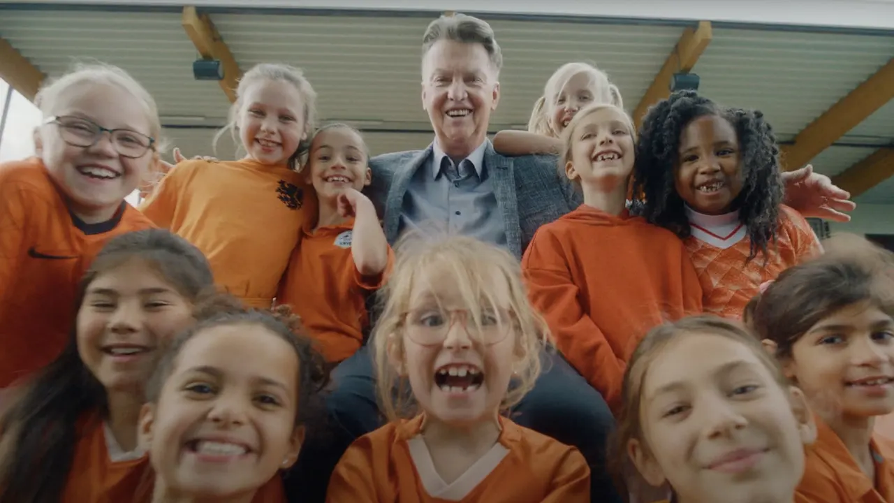 Albert Heijn komt met WK-commercial: 'Samen kleuren we Oranje'