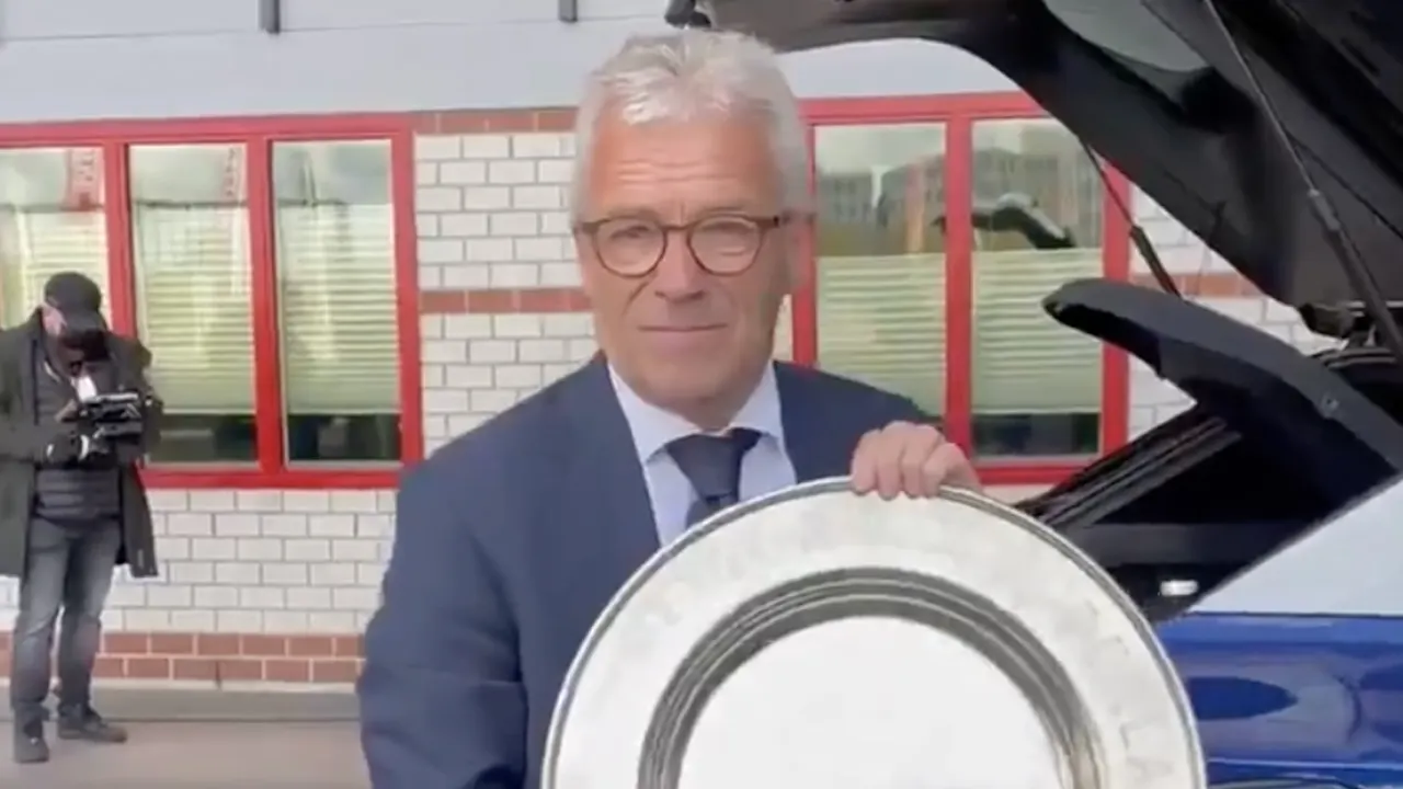 Gudde met kampioensschaal gearriveerd in Amsterdam