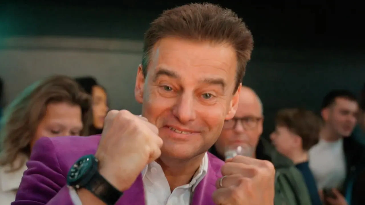 Wilfred Genee stormt met zijn nieuwste hit 'Blijgelovig' binnen in Sterren NL Top 25!