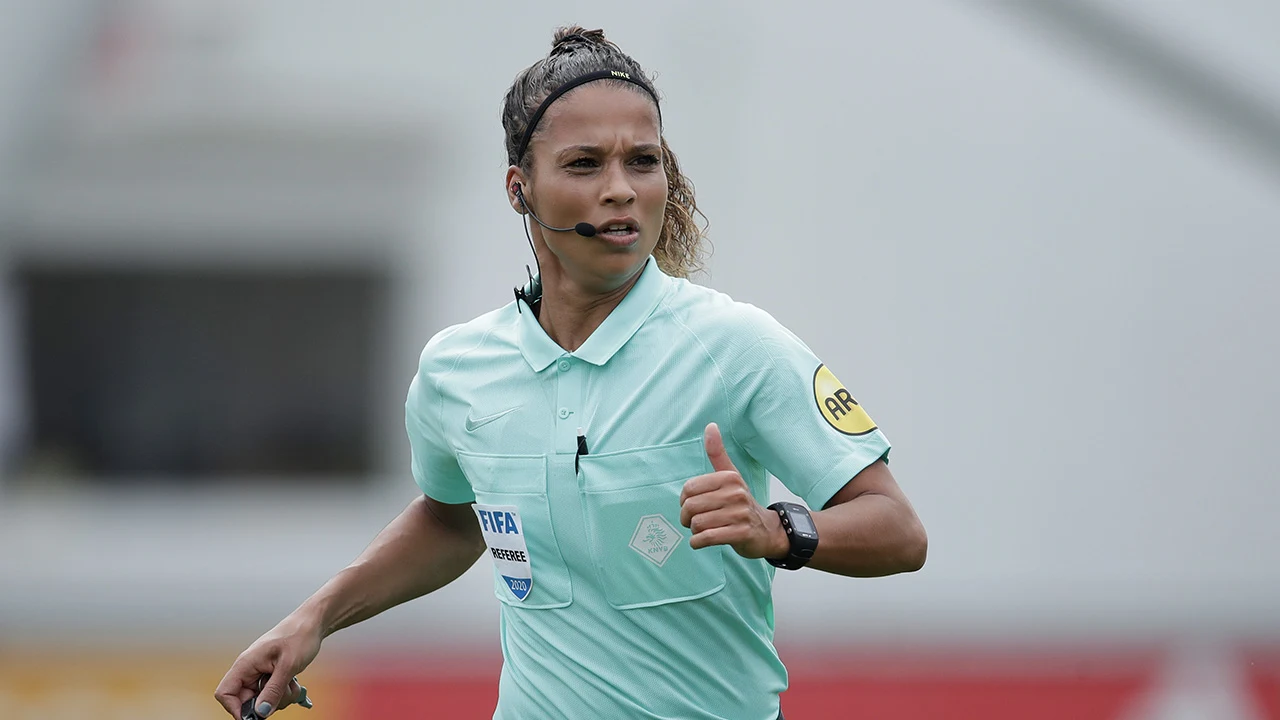 Shukrula: 'Vrijdagochtend sta ik in de rechtszaal en die avond ben ik 4e official bij De Graafschap'