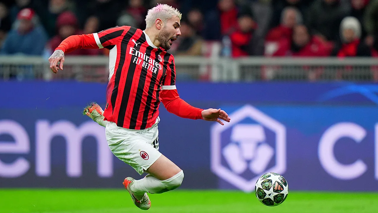 Theo Hernández door het stof na schwalbe tegen Feyenoord