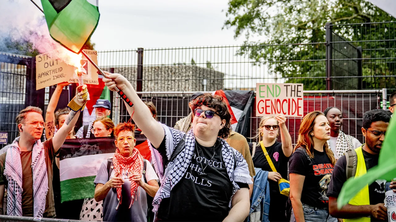 Pro-Palestijnse demonstranten bij stadion EK Honkbal in Rotterdam