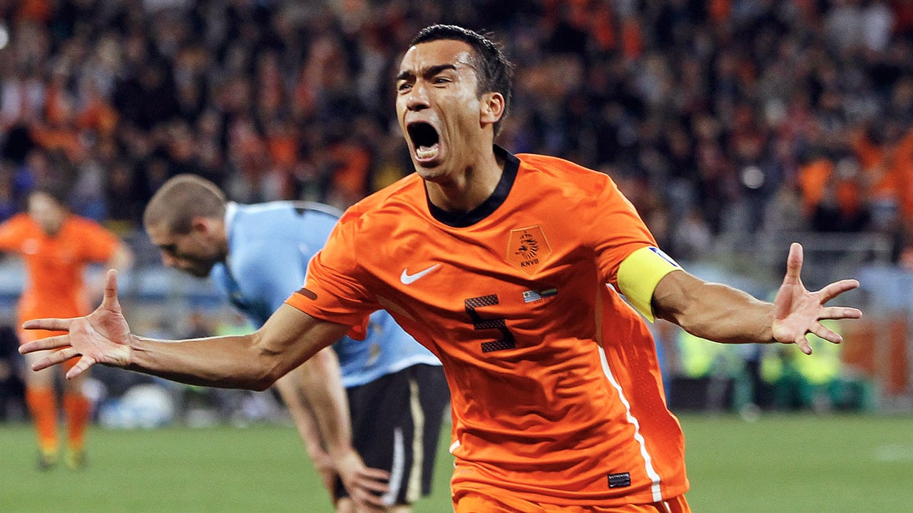 THROWBACK: Sensationeel afstandsschot Van Bronckhorst