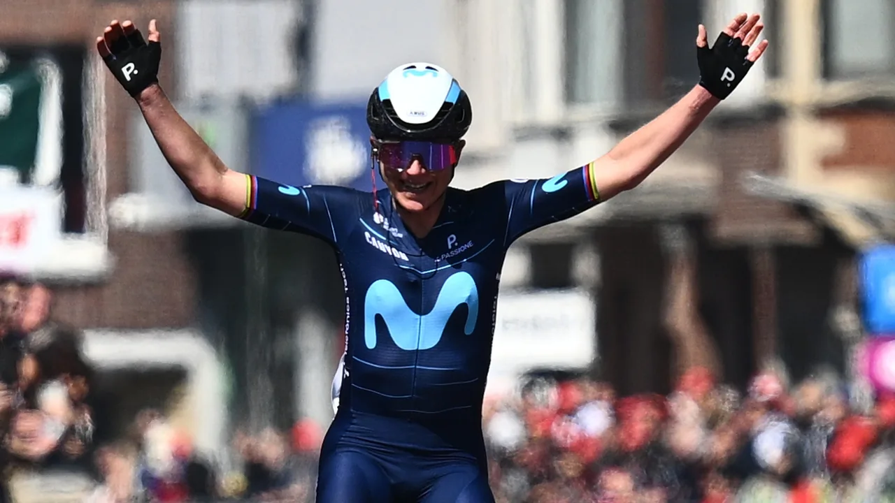 Van Vleuten soleert naar winst in Luik-Bastenaken-Luik