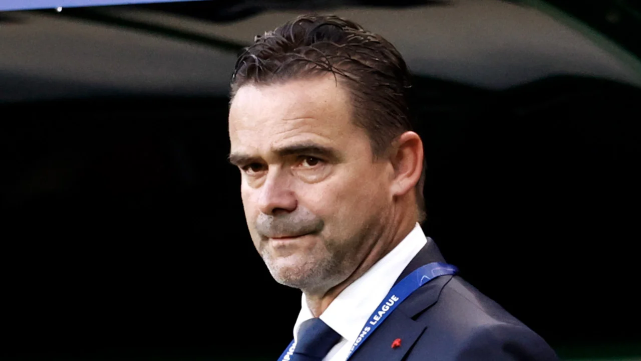 Ajax laat gedrag van Marc Overmars tuchtrechtelijk onderzoeken