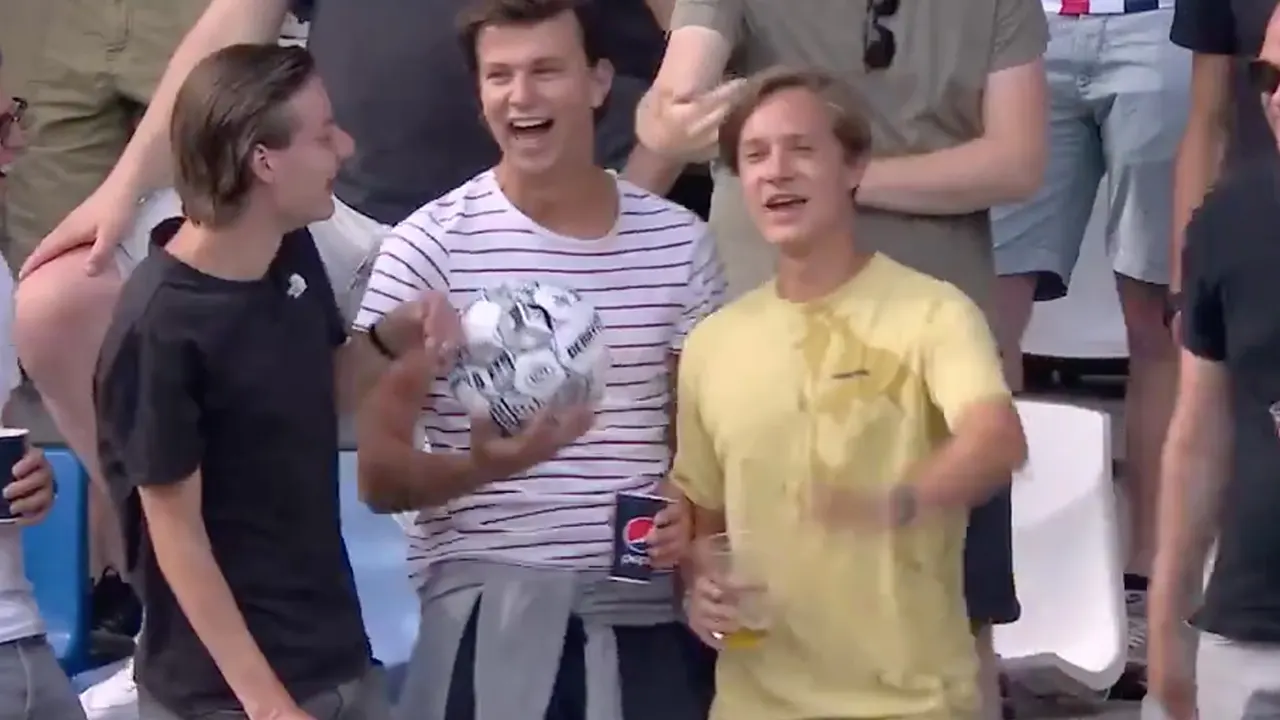 VIDEO: Kökcü schiet bier uit handen van Willem II-fan