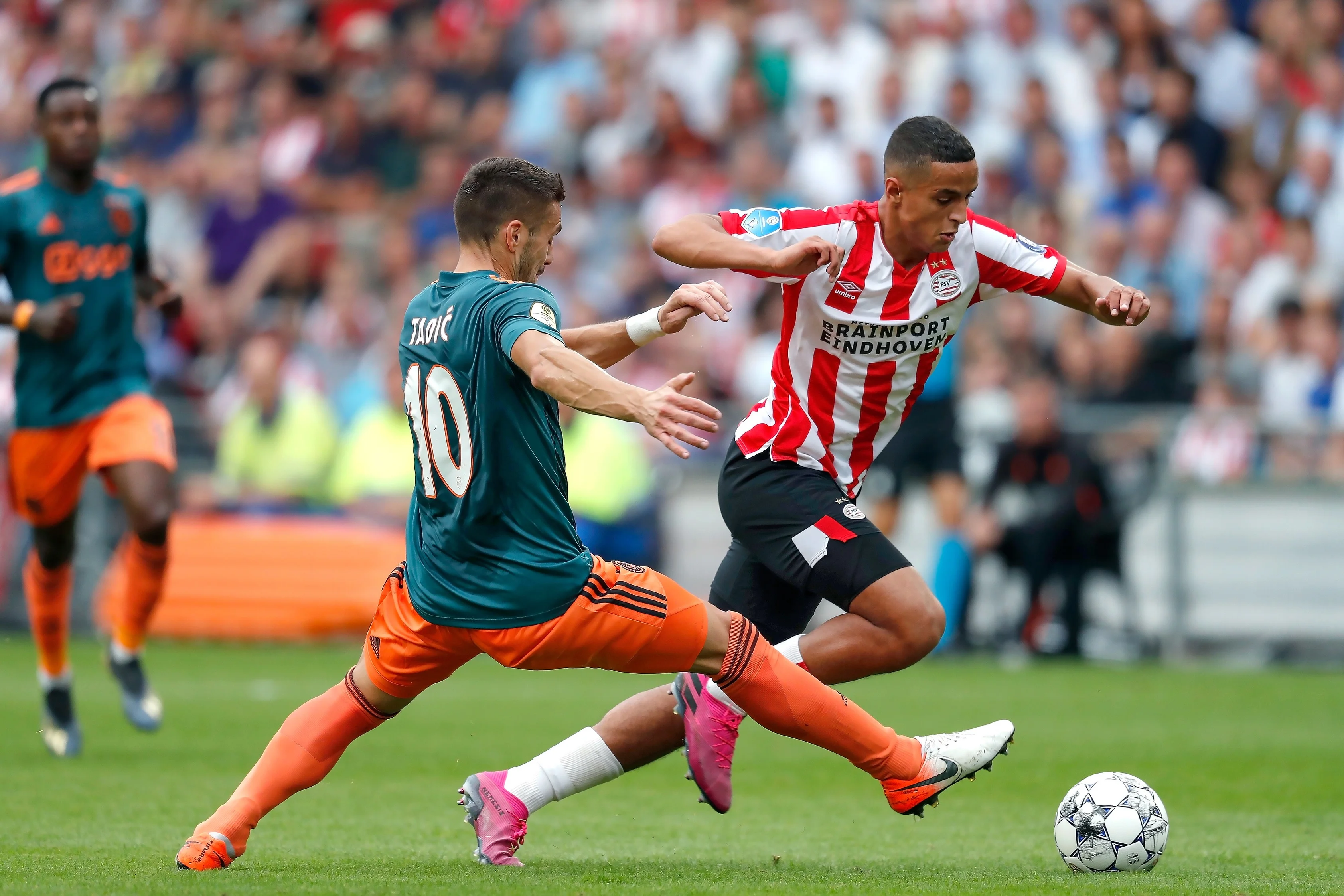 Ihattaren zet verdediging Ajax te kijk met prachtige actie