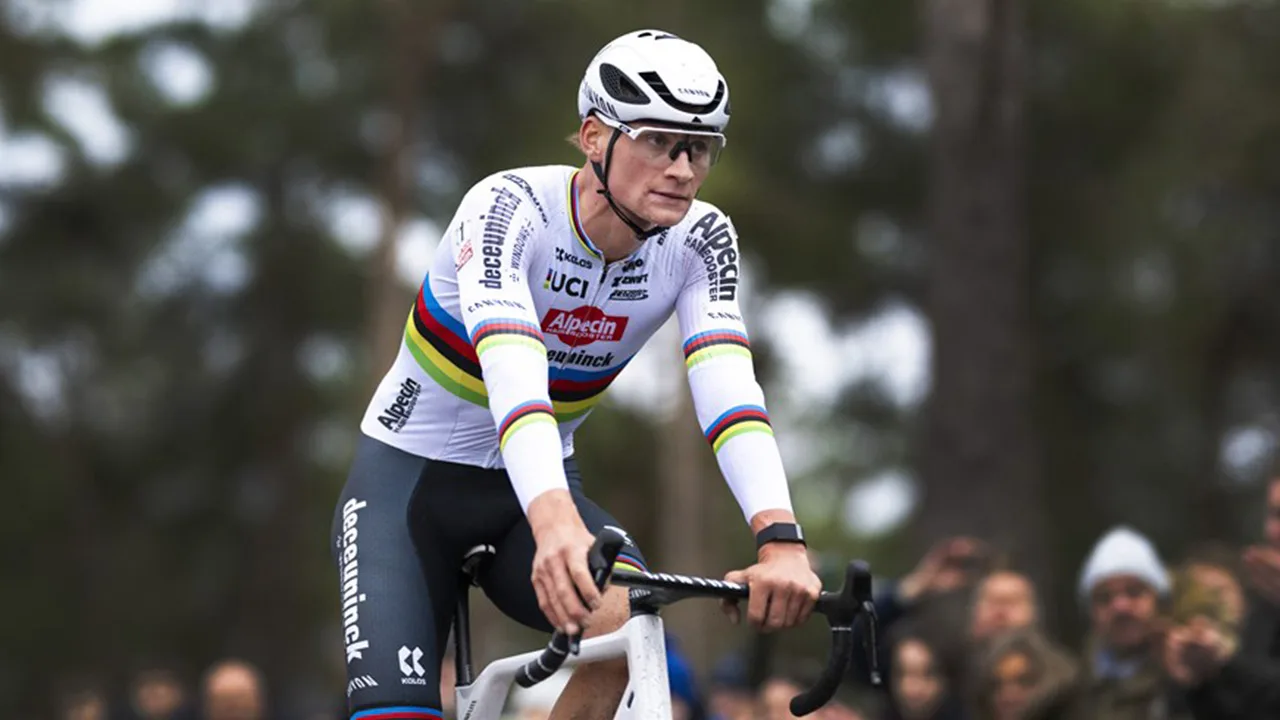 Van der Poel wint veldrit en spuugt in het publiek: 'Helemaal klaar met boegeroep'