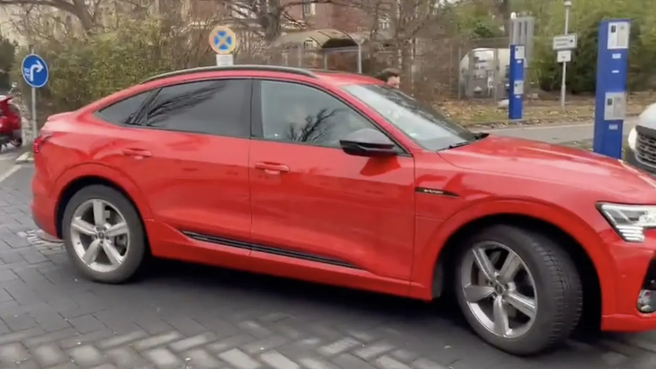 Video: Daley Blind arriveert in München voor medische keuring