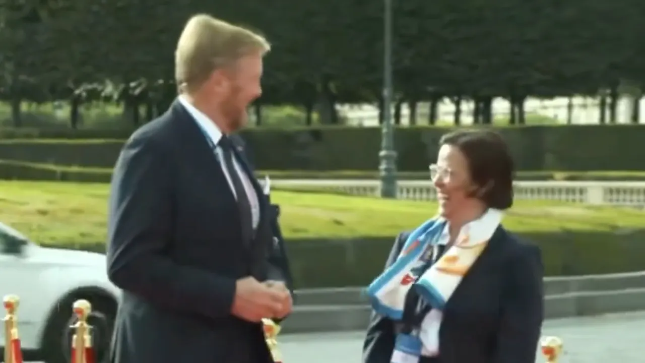 Koning grapt over te vroeg zijn bij galadiner in Parijs: 'Ik ben té Nederlands!'