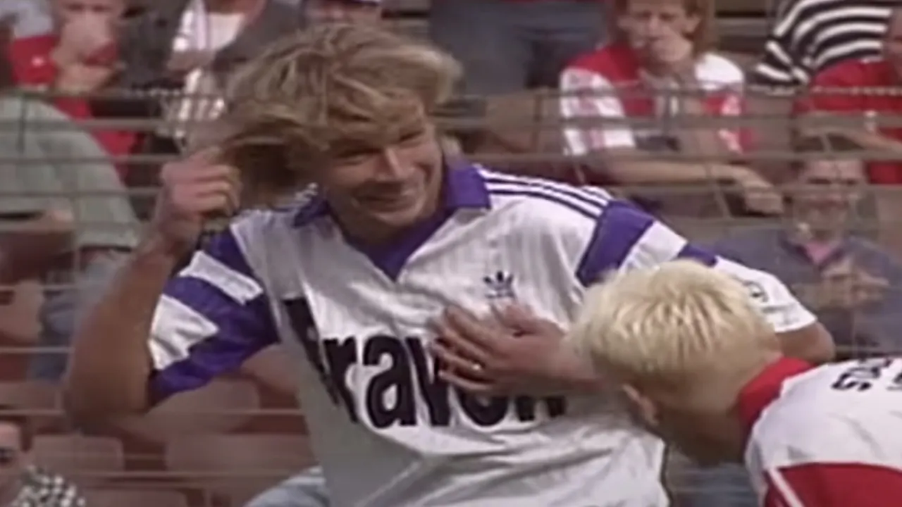 CLASSIC: Hansie Hansie pakt snelste gele kaart ooit in Eredivisie