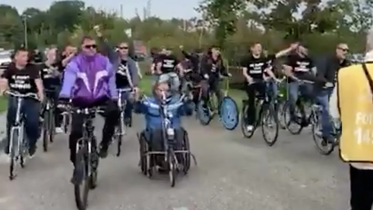 Emmen-fans fietsen naar Almelo om geld in te zamelen voor zieke supporter