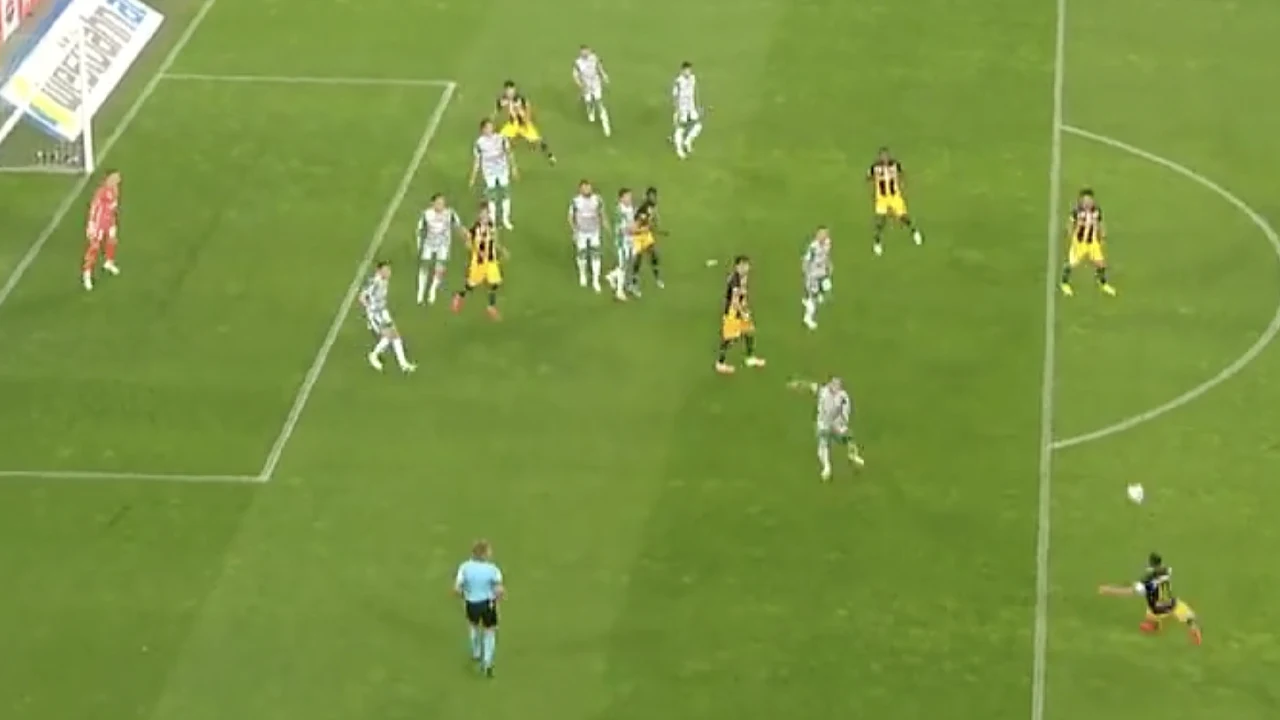 WERELDGOAL! Salzburg-captain volleert bal uit corner strak in kruising