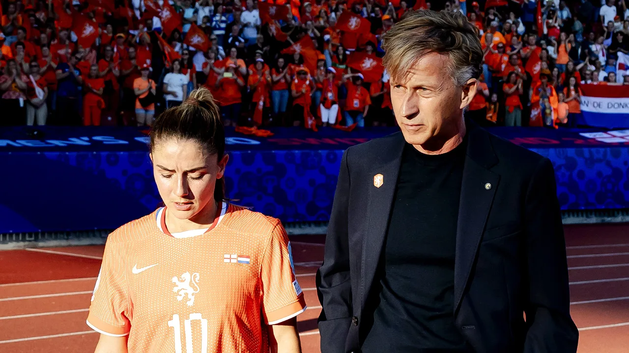 Daniëlle van de Donk en Andries Jonker lijnrecht tegenover elkaar over fitheid middenveldster