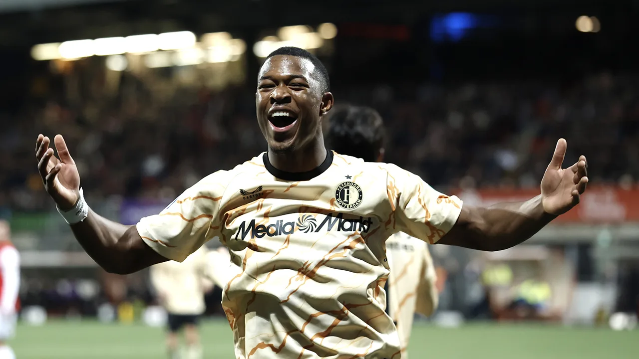 Redmond helpt Feyenoord met eerste doelpunten naar achtste finale KNVB-beker