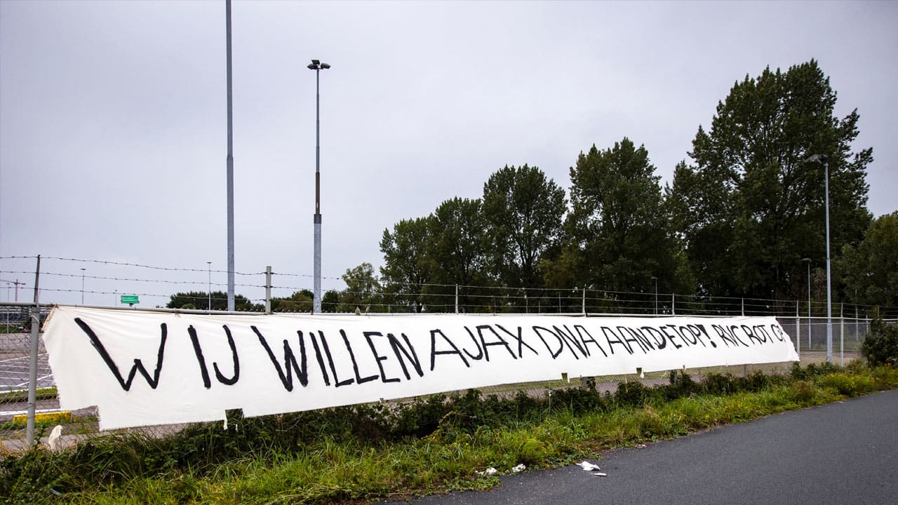 Ajax-fans protesteren met spandoek tegen Raad van Commissarissen