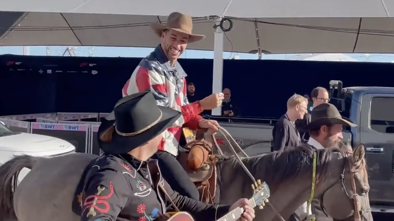 Zien: Formule 1-coureur Ricciardo steelt show op circuit in Austin