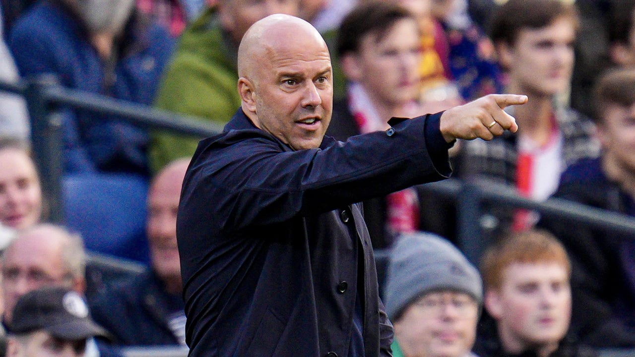 Slot legt langer verblijf bij Feyenoord uit:  'Ik wil graag voortbouwen op wat we hebben neergezet'