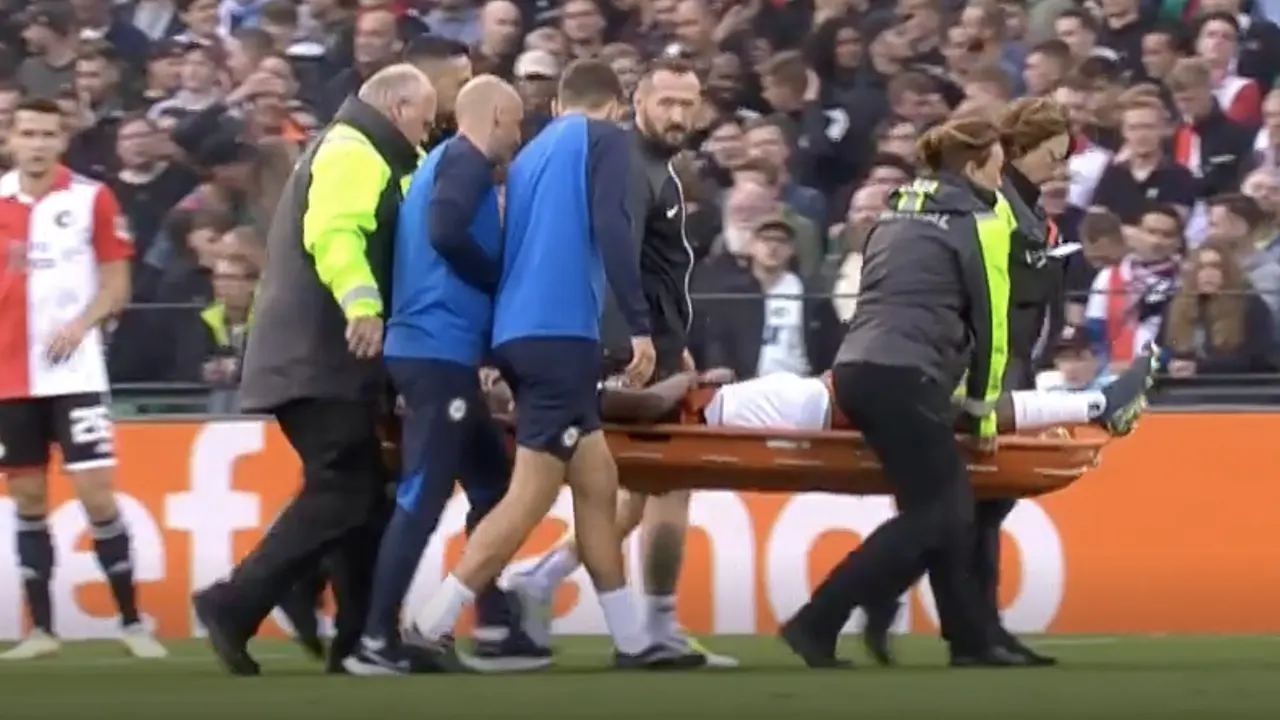 Emegha moet het veld per brancard verlaten