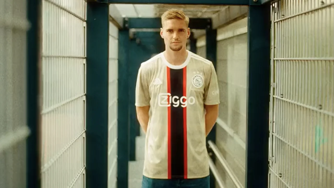 Ajax presenteert derde tenue in samenwerking met kledingmerk Daily Paper