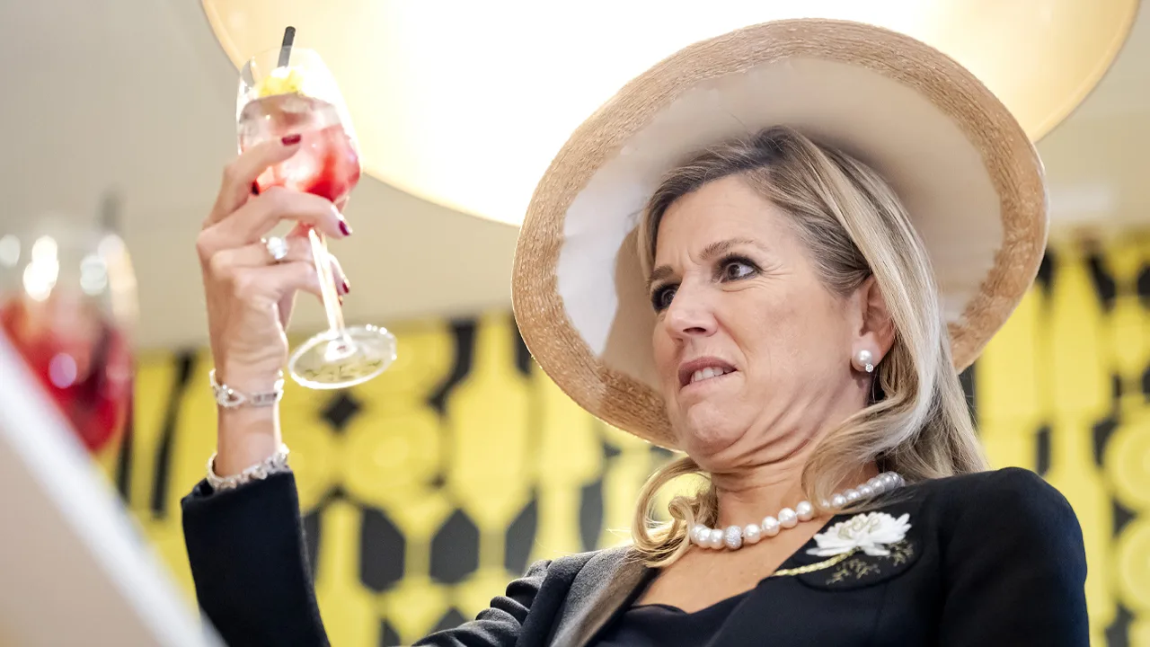 Koningin Máxima drinkt mocktail bij bezoek aan hotelschool Maastricht