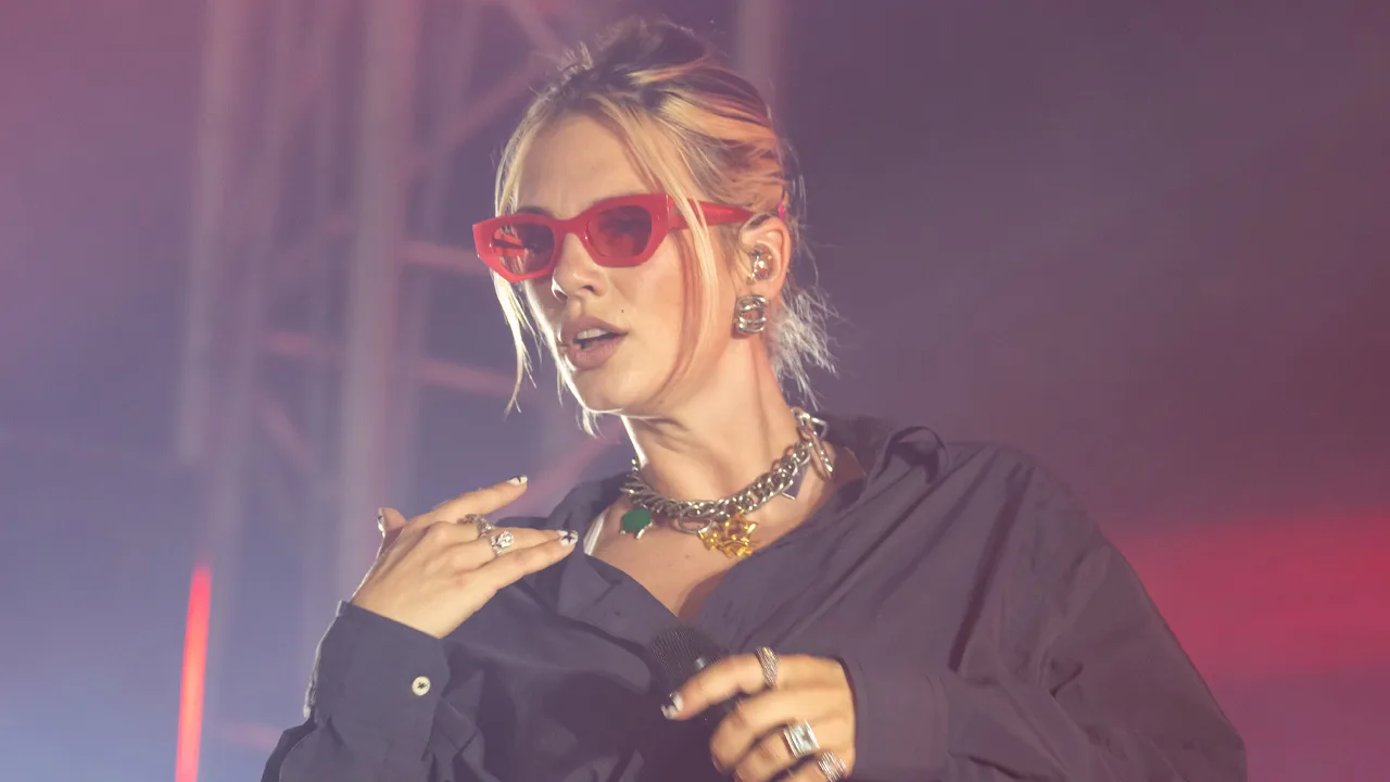 Zangeres Maan treedt op met de Jostiband op bevrijdingsfestivals