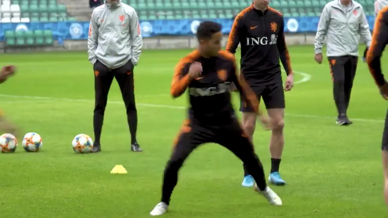 Pijnlijke training Kluivert: 2 panna's om de oren!