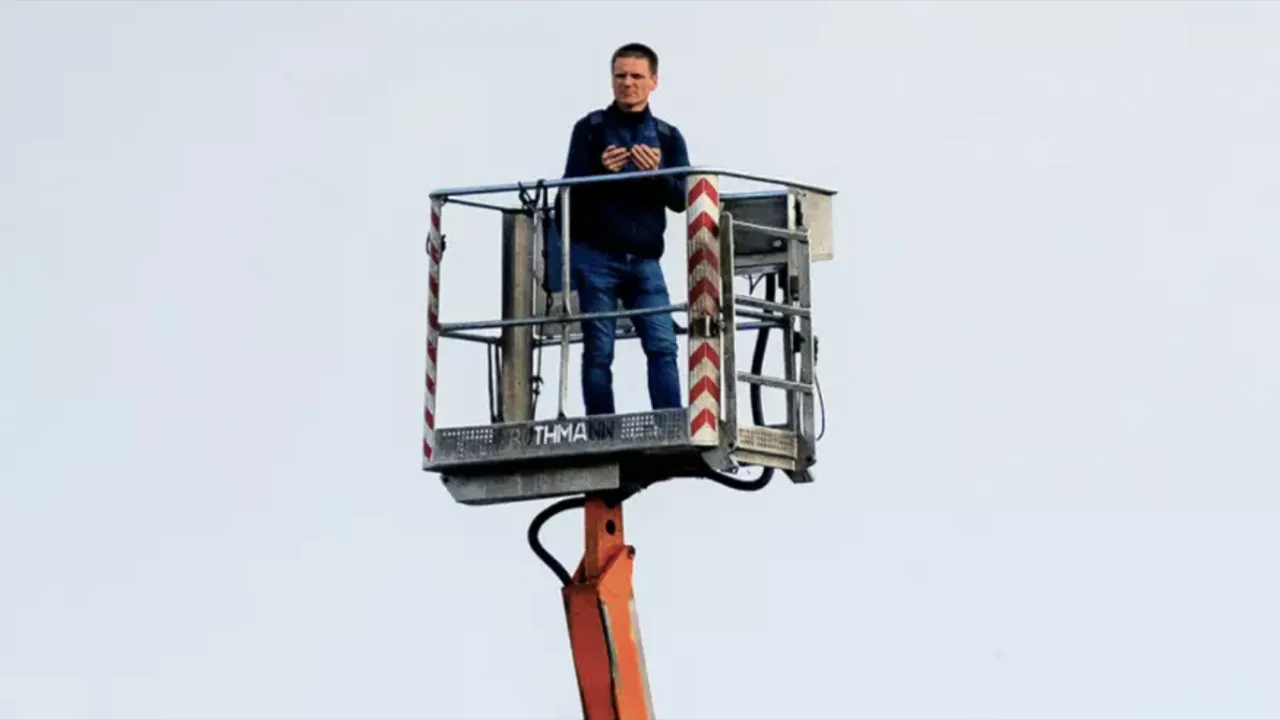 Poolse fan huurt hoogwerker om zijn club aan te moedigen