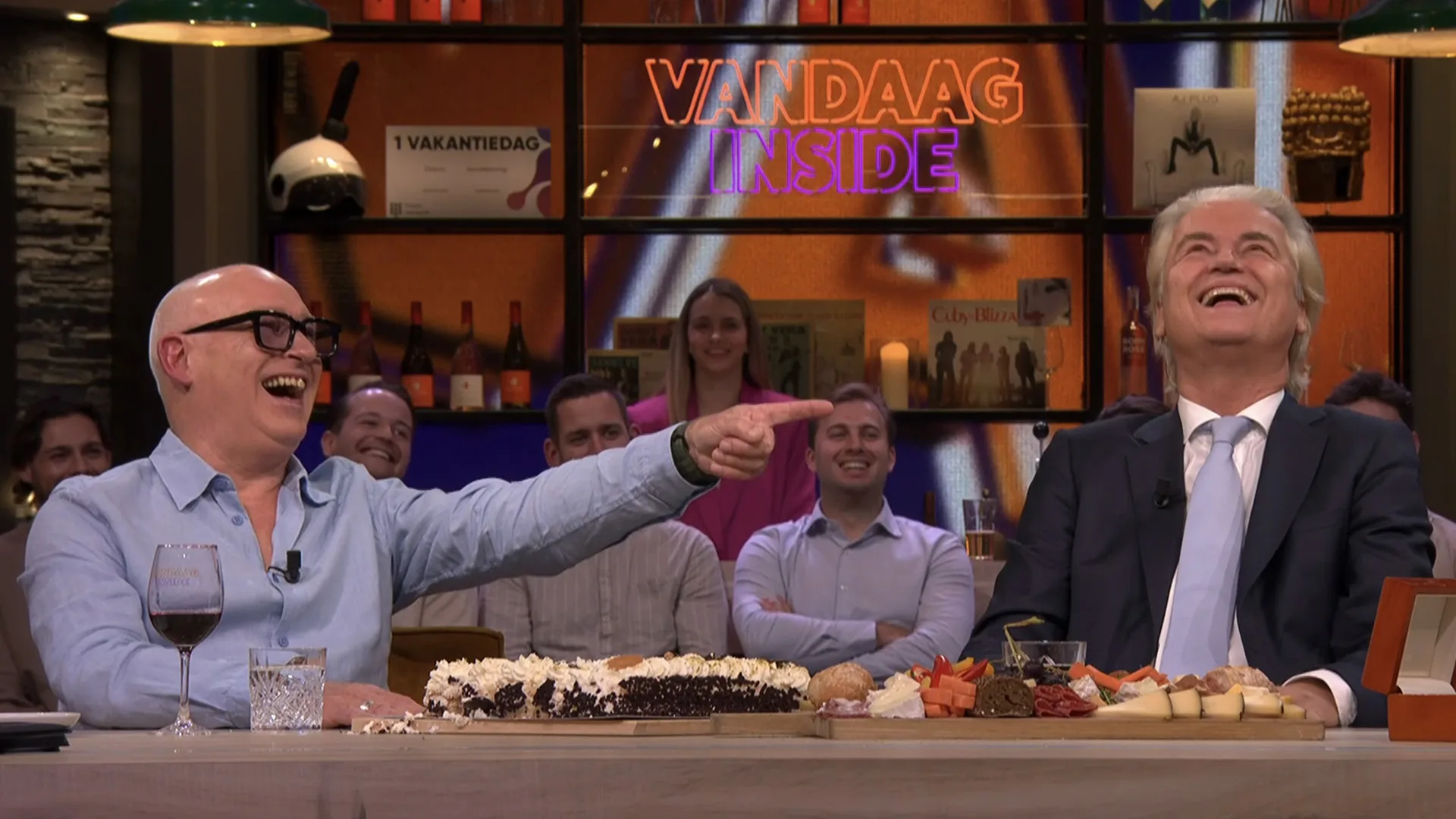 René van der Gijp en Geert Wilders lachen om Johan Derksen: 'Jij wordt uit de partij gezet!'