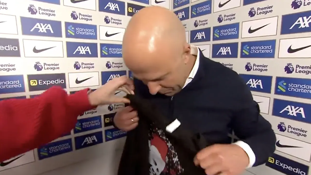 Arne Slot krijgt 'eigen' kersttrui cadeau: 'Waarschijnlijk ga ik 'm dragen!'