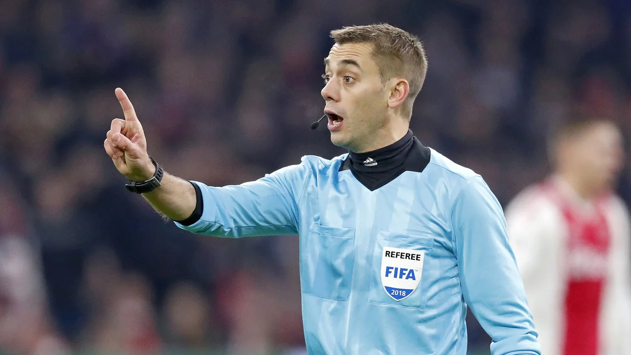 Ajax-fans woedend op scheidsrechter Turpin na uitschakeling