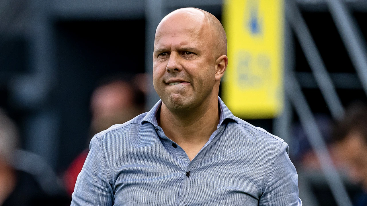 'Ajax moet zich van zijn meest onbescheiden kant laten zien en een poging doen om Slot in te lijven'