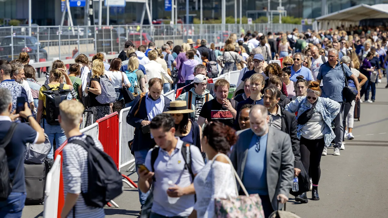 Rijen op Schiphol reiken tot ver buiten vertrekhal