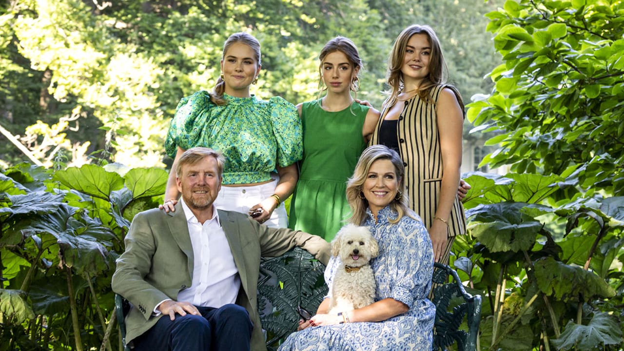 Koninklijk gezin poseert voor zomerfotosessie in tuin van Paleis Huis ten Bosch