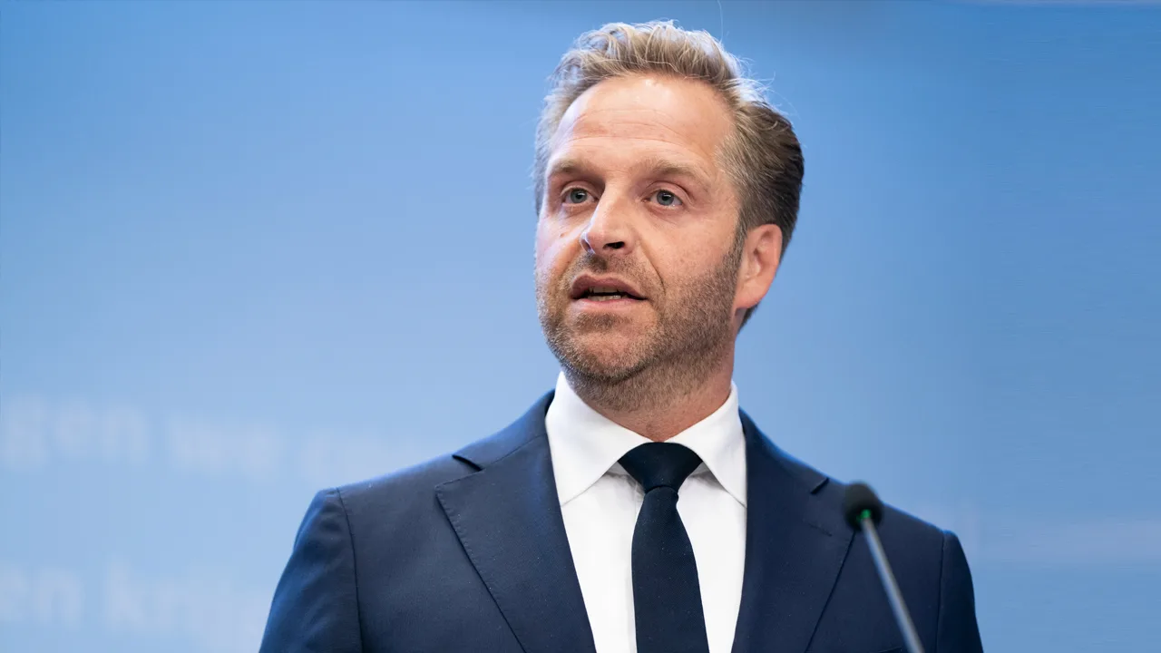 Hugo de Jonge wil staantribunes in stadions voorlopig sluiten