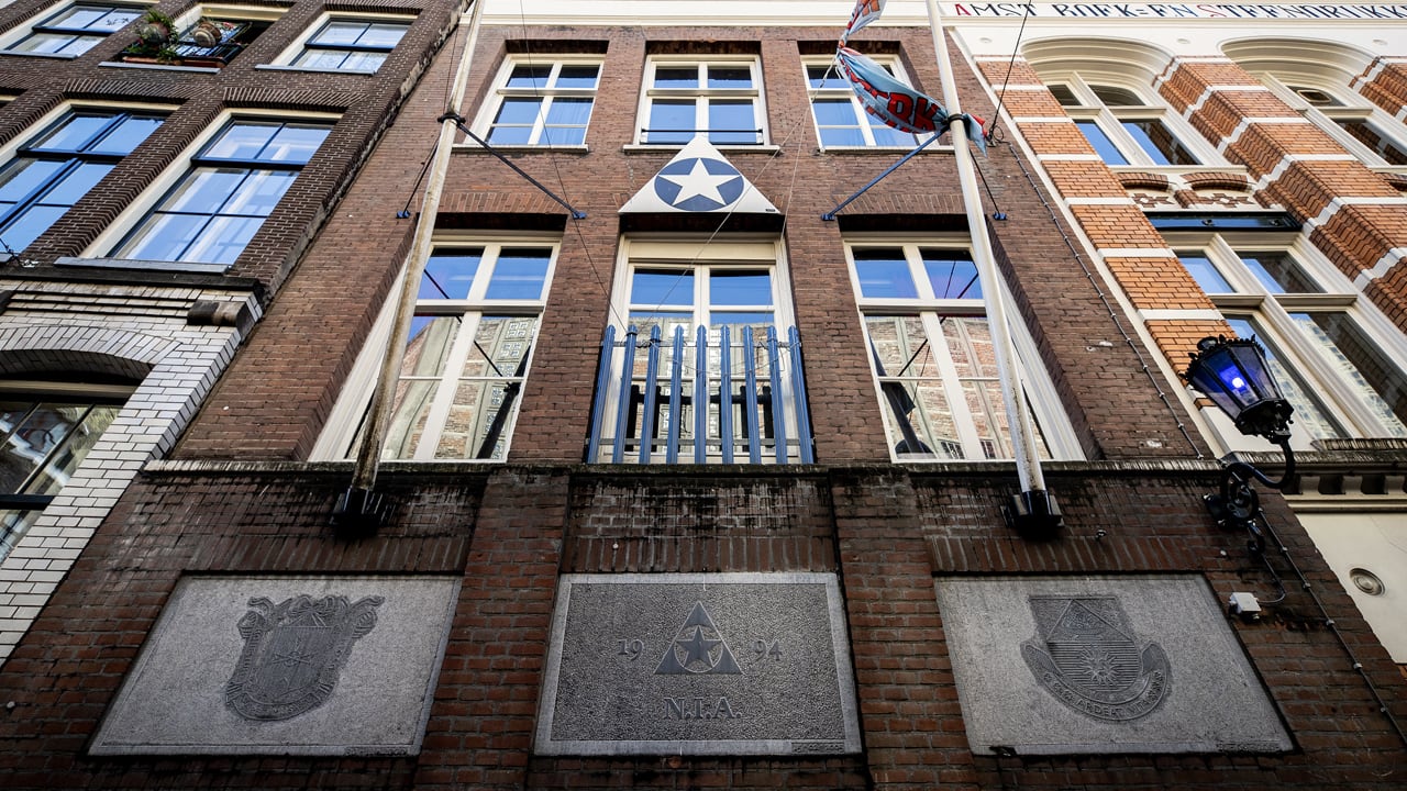 Onderzoek naar vrouwonvriendelijke uitlatingen Amsterdamse corps: 'Vrouwen zijn sperma-emmers'