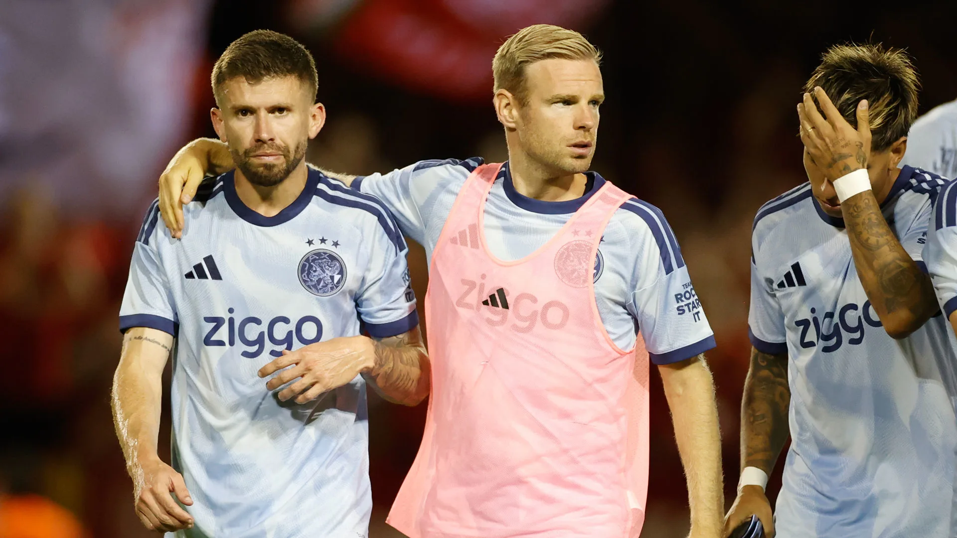 Ajax naar play-offs Conference League ondanks pijnlijk gelijkspel bij Shelbourne