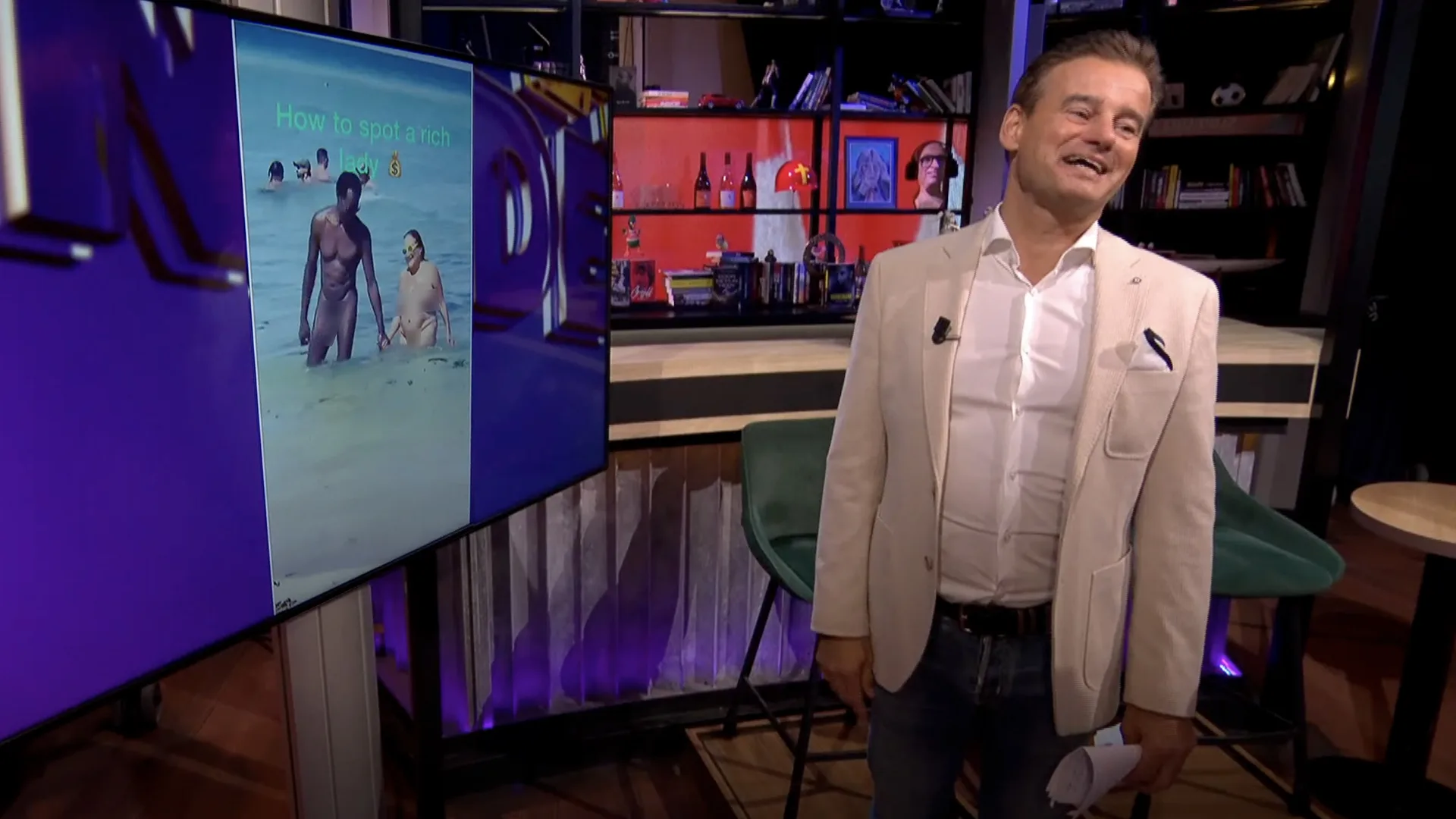 In de Wandelgangen: Wilfred Genee probeert het scherm van Merel Eksitpoll te gebruiken...