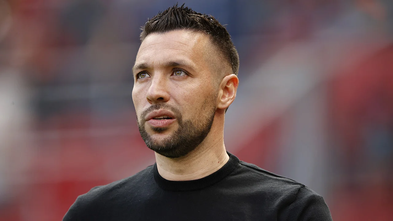 ’De positie van Francesco Farioli bij Ajax is onhoudbaar’