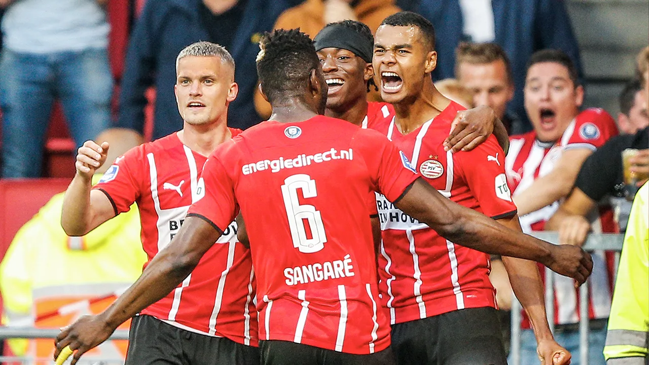 Scouts van tien clubs op tribune voor PSV-spelers