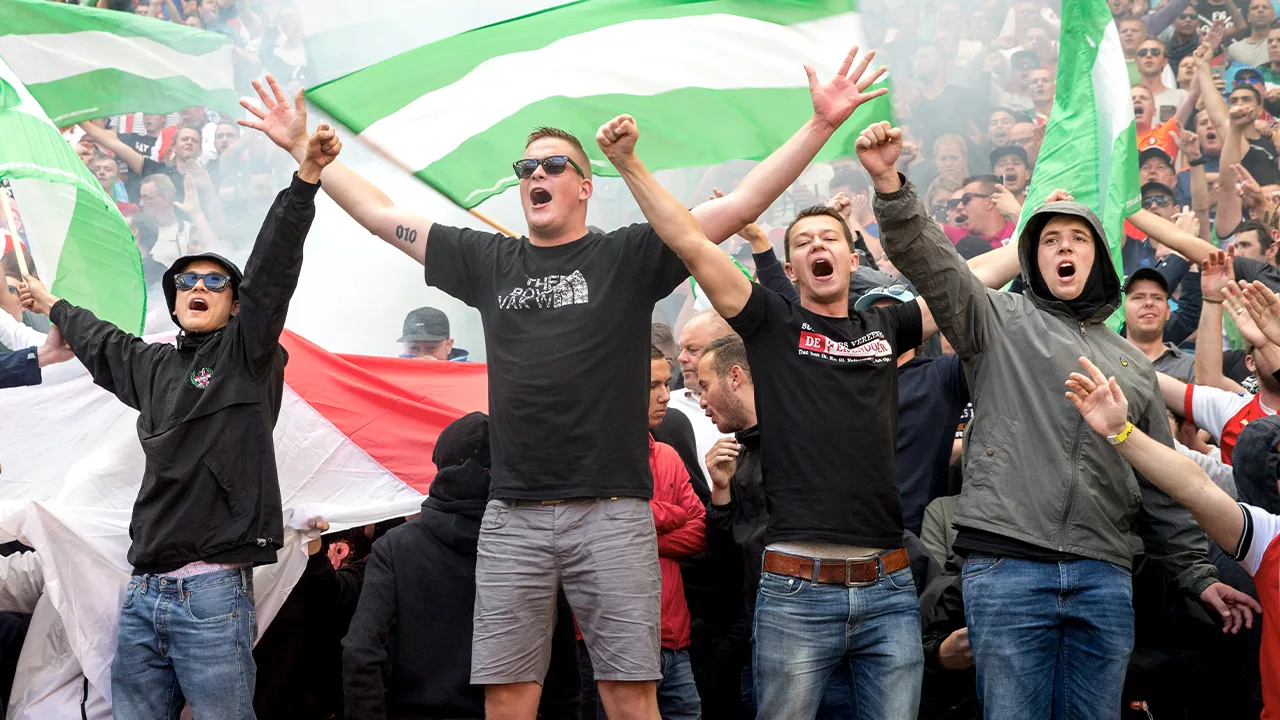 'Vanaf 1 september weer profvoetbal met publiek'