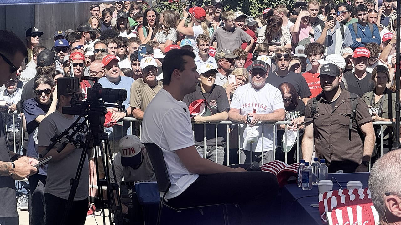 FBI vindt wapen bij klopjacht op dader moord Charlie Kirk: 'Verdachte is net zo oud als een student'