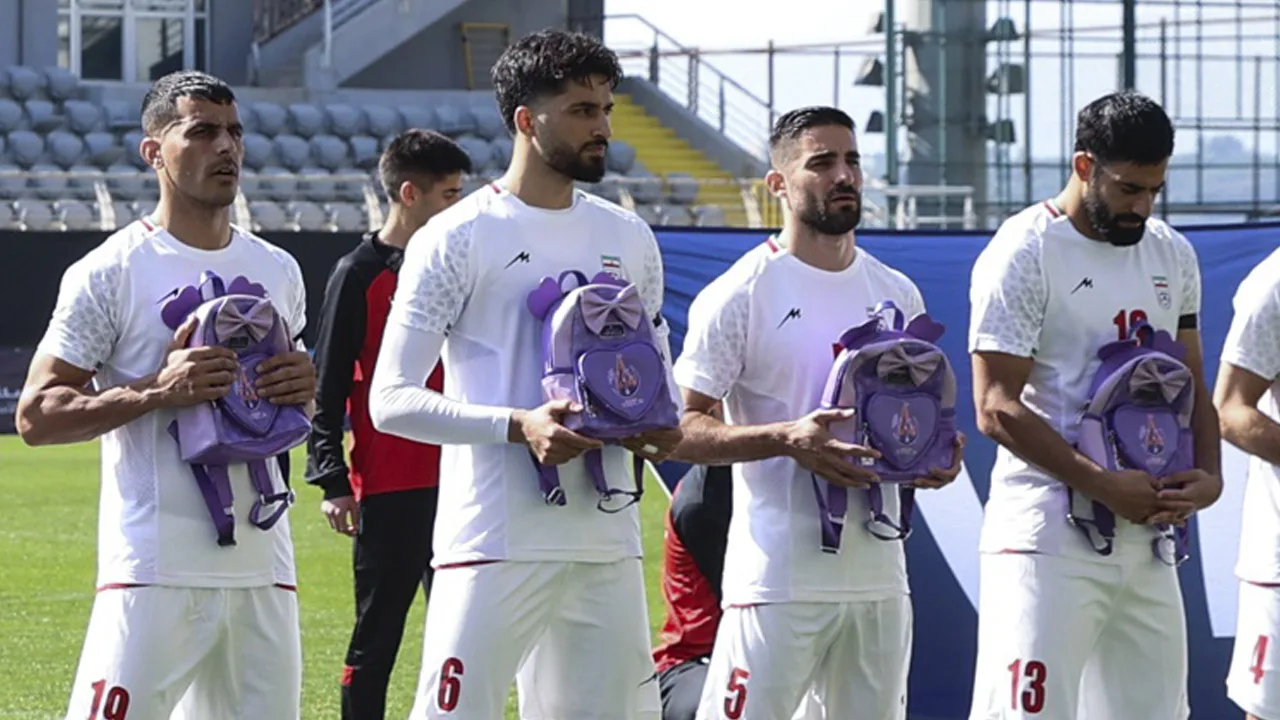 Iraans elftal protesteert bij oefenduel tegen schoolbombardement