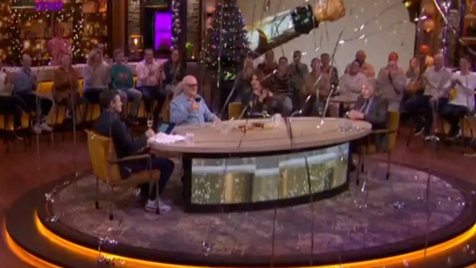 Feest in de Vandaag Inside-studio na contractverlenging van Johan, Wilfred en René!