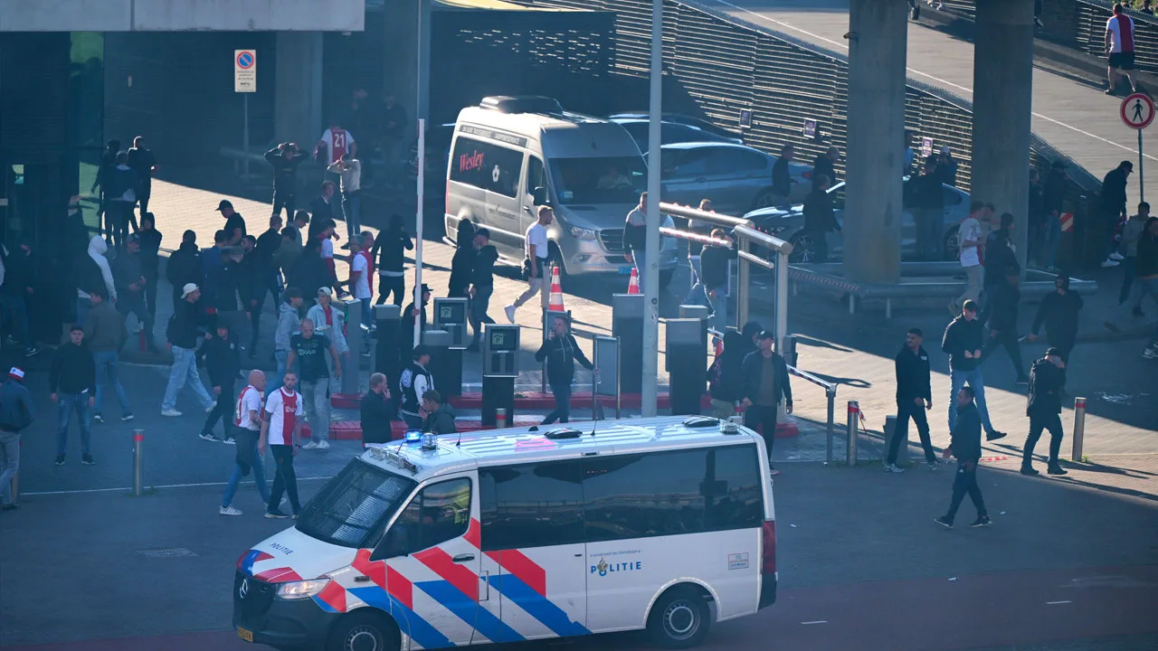 Politie zet traangas in bij ongeregeldheden rond ArenA