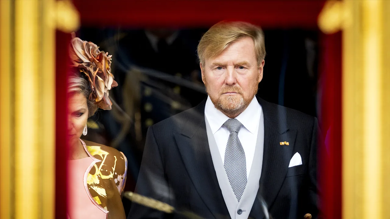 Glazen koets met koning en koningin uitgefloten tijdens rijtoer
