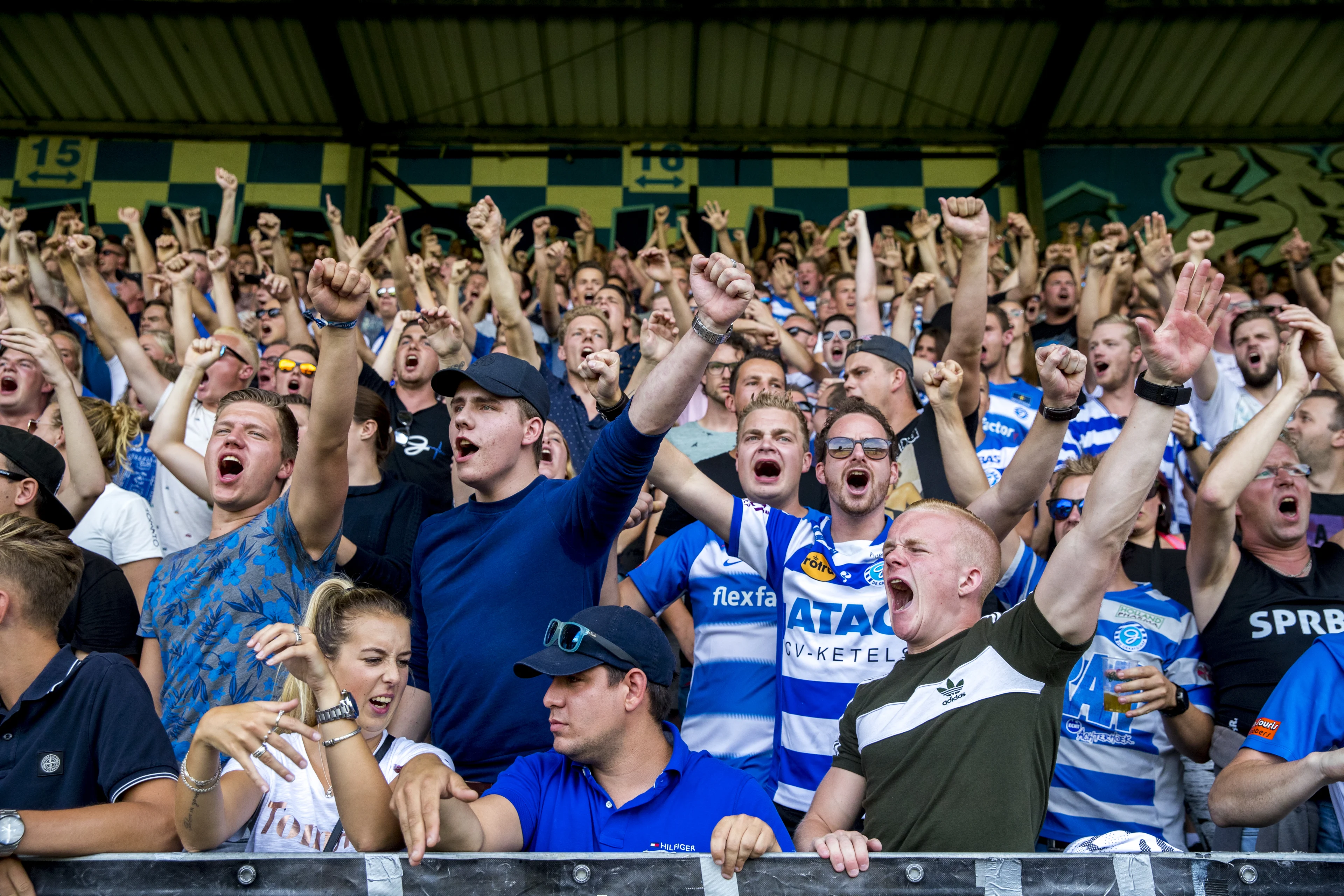 Eredivisieclubs wachten met besluit over reeds gekochte kaarten