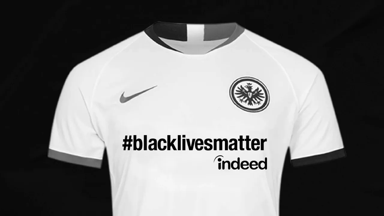 Eintracht Frankfurt in speciaal Black Lives Matter-shirt tegen Bayern
