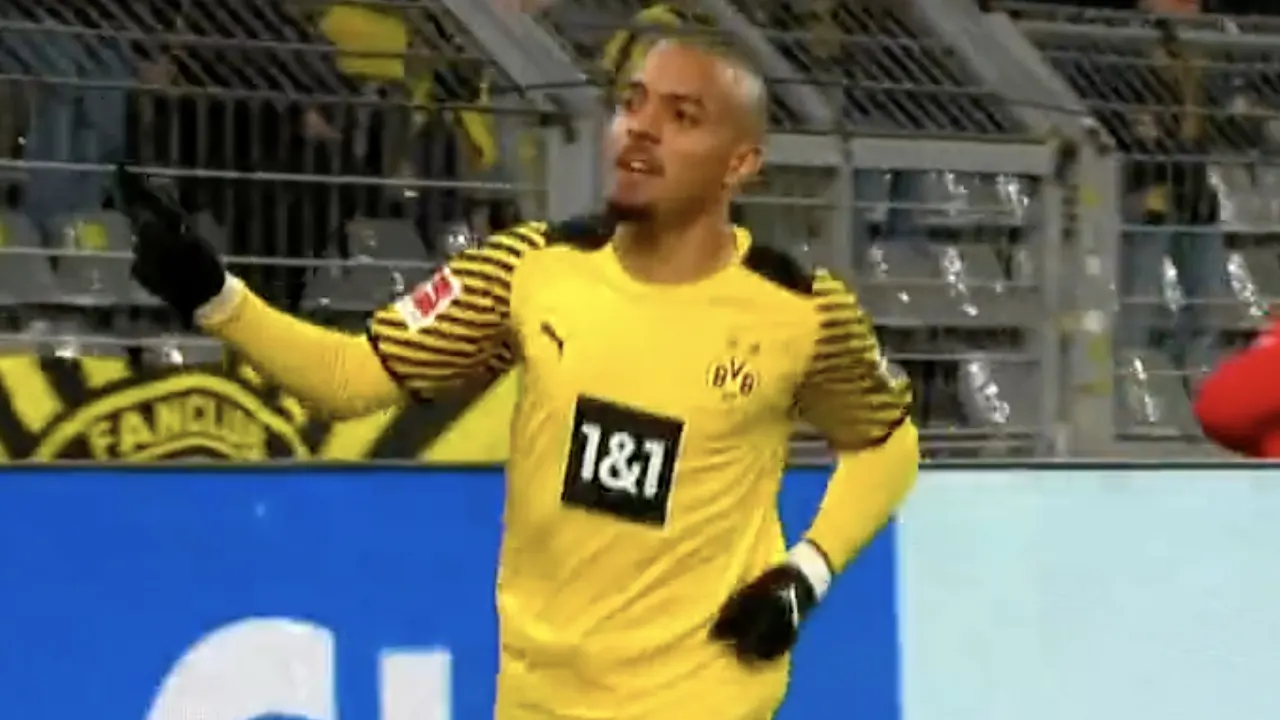 Kortgeknipte Donyell Malen draagt met treffer bij aan ruime zege Dortmund